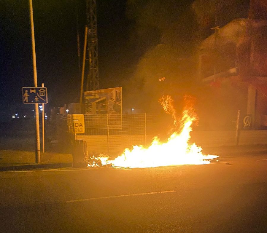 Un dels contenidors cremats a l'avinguda Martí Genís Aguilar