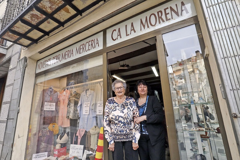 Dolors Vilalta i M. Lurdes Casasampera, mare i filla, les dues últimes generacions al capdavant de la merceria de Ca la Morena, a Prats