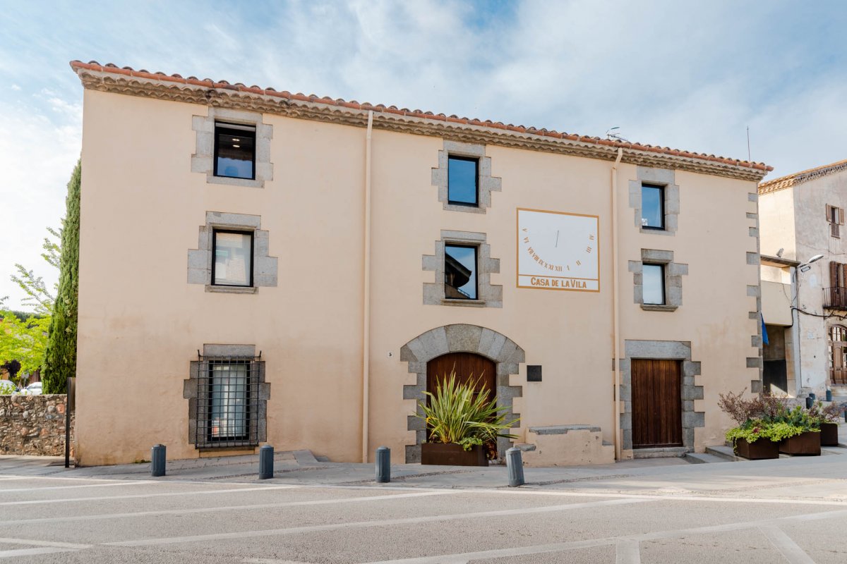 Una imatge de l'exterior de l'Ajuntament de Sant Antoni de Vilamajor