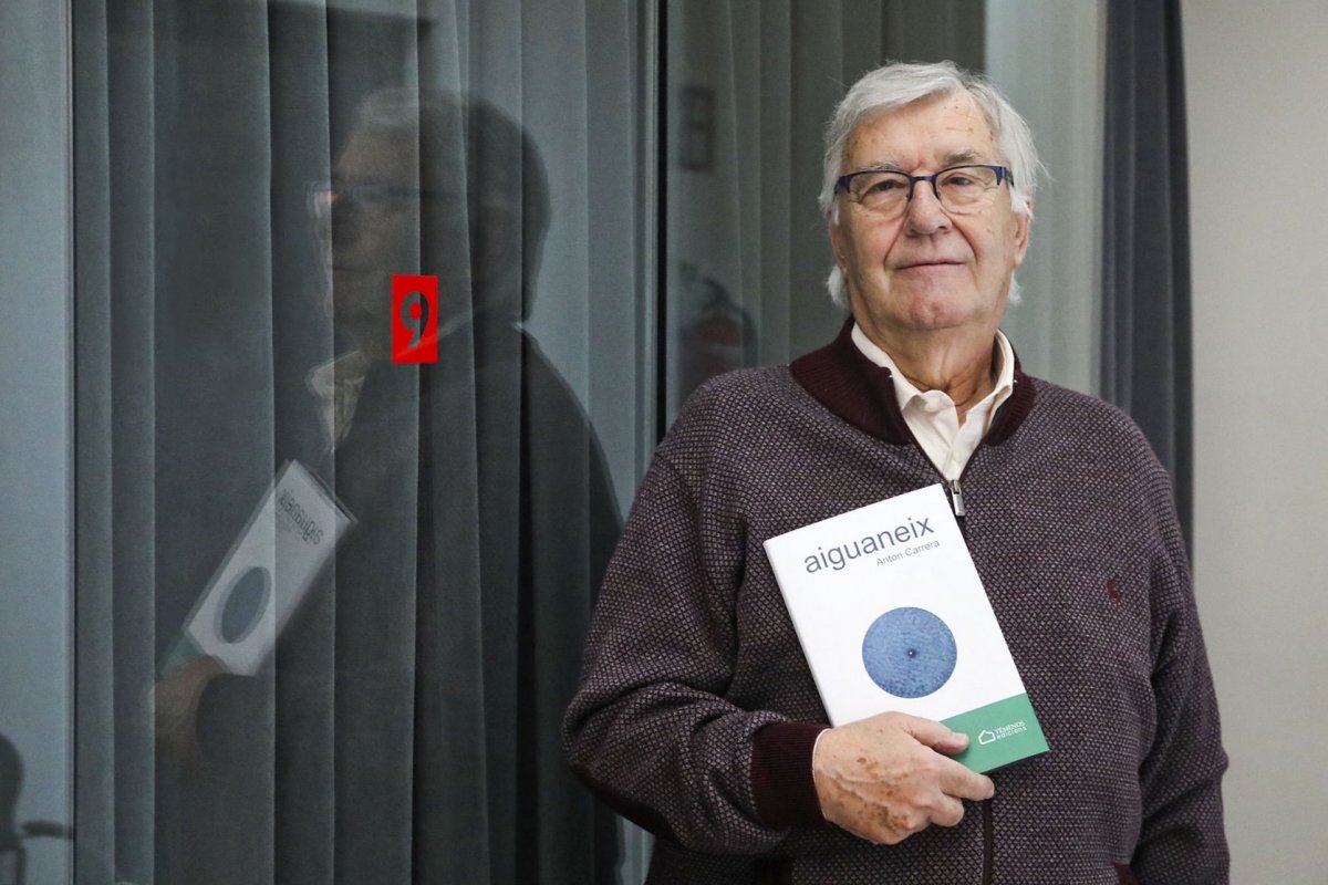Anton Carrera, amb el seu darrer llibre 'Aiguaneix'