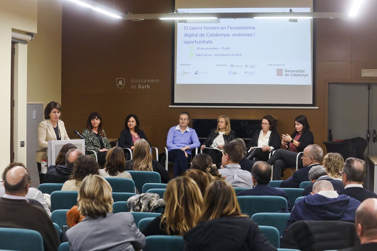 Gemma Vivet, presidenta del CEdO, durant la introducció del debat amb Imma Bosch, Malu Calle, Montse Serrano, Pilar Grau, Txell Feu i Bet Faja