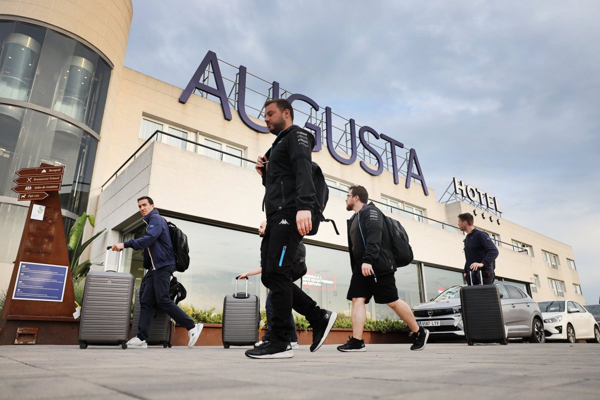 Treballadors d'un equip de Fórmula 1 entrant a l'Hotel Augusta, a Vilanova en una imatge d'arxiu