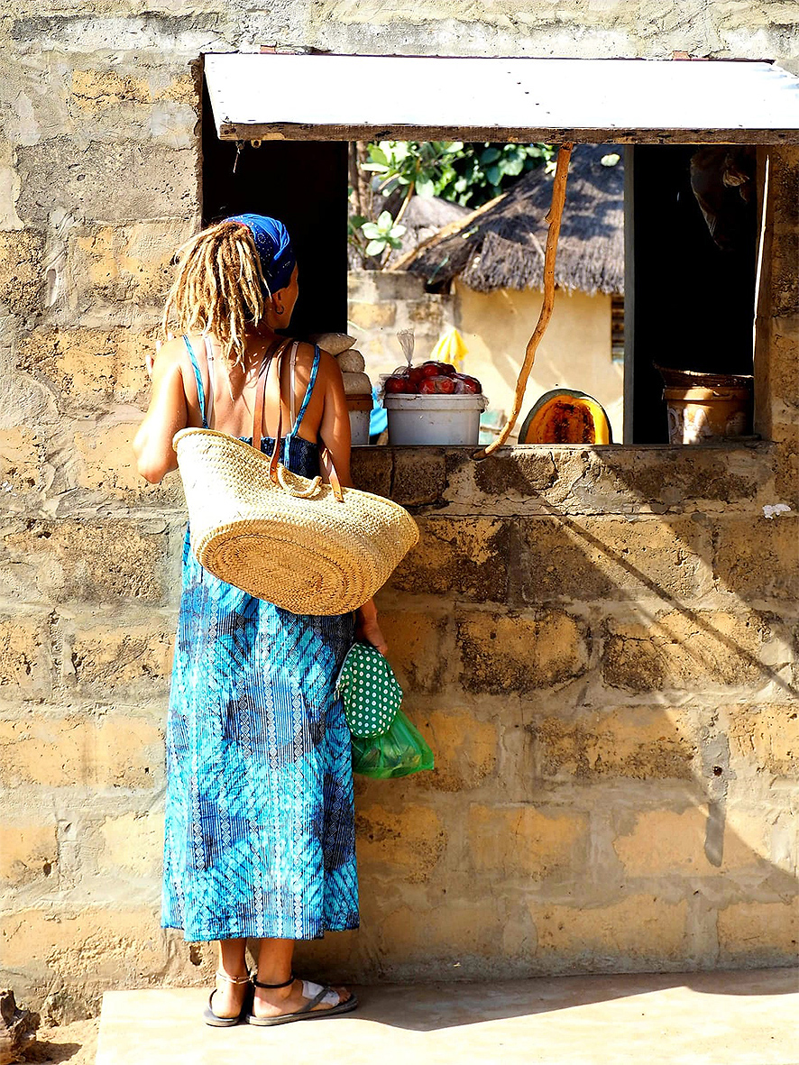 Mar Barbany a una les botiguetes de l'illa de Mar Lodj, al Senegal 