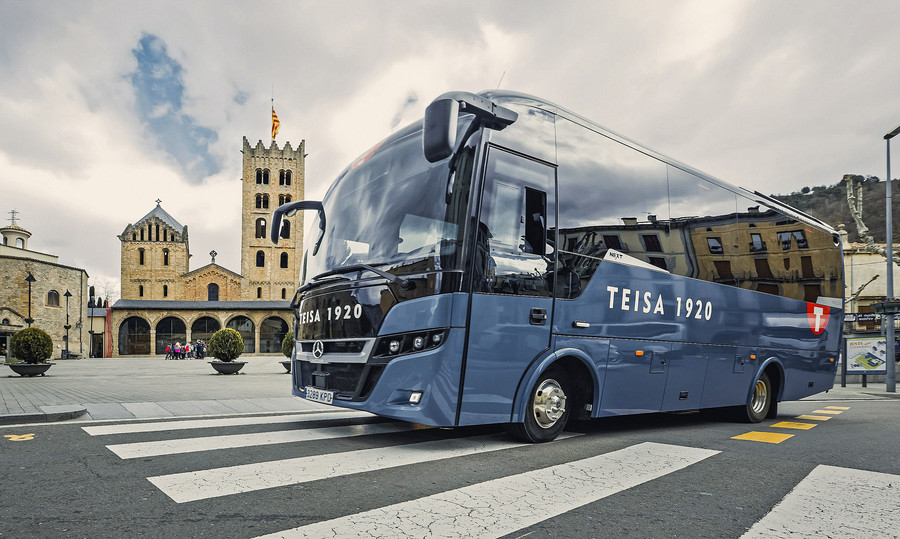 Un autobús de Teisa passant per davant del monestir de Santa Maria de Ripoll