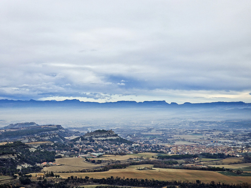 Vista de part de la Plana de Vic des del Roc Gros, amb Tona en primer terme, en una imatge del 20 de desembre