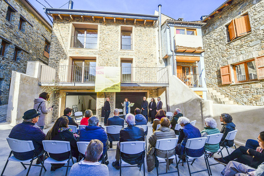 La consellera Capella, que va assistir a la inauguració dissabte, davant dels habitatges rehabilitats