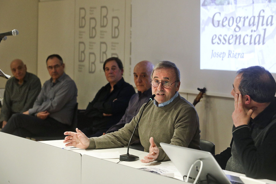 Josep Riera, presentant el llibre a la Biblioteca Pilarin Bayés, amb els membres del grup Vicus al seu darrere