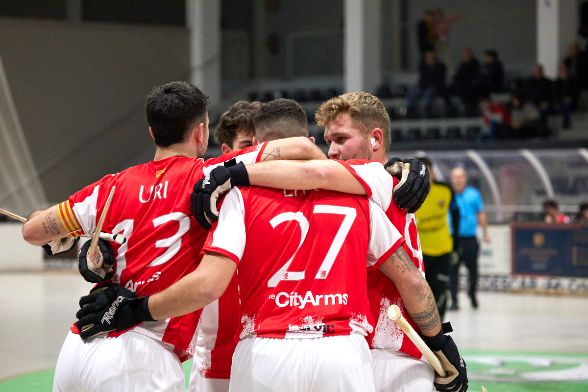 Els jugadors del Vic s'abracen després d'un dels quatre gols marcats al Vendrell