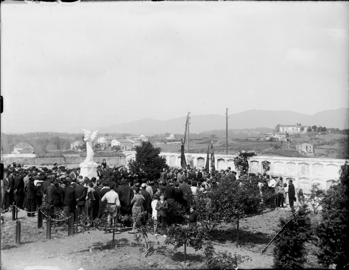 A l’esquerra, l’any 1934 el cementiri de Sant Antoni va acollir un homenatge als liberals afusellats