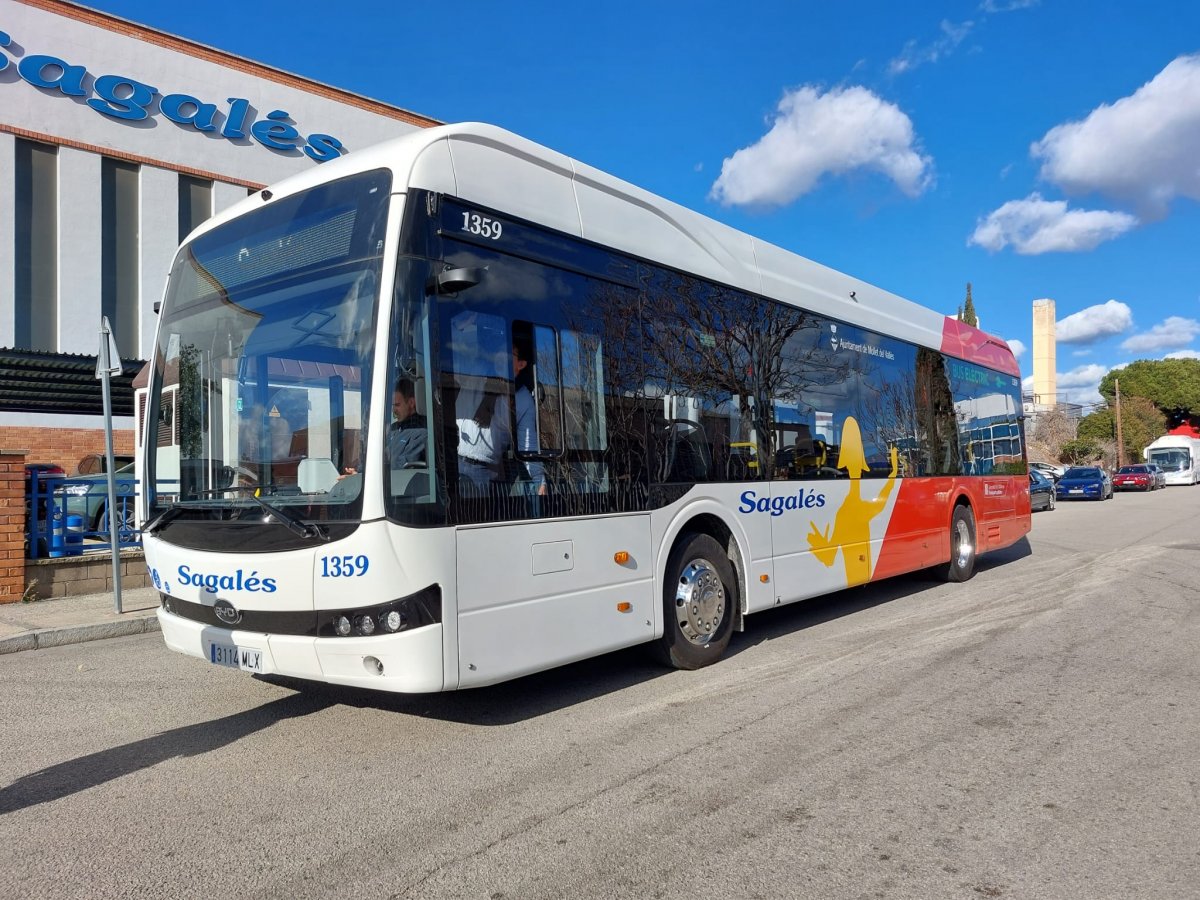 El nou autobús davant les instal·lacions de Sagalés