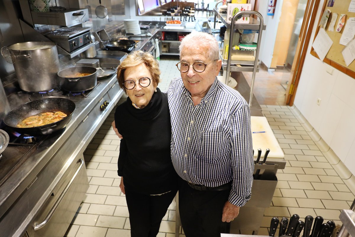 Teresa Mayol i Joan Rovira, el matrimoni que va fundar El Cisne el 1962, aquest dijous a la cuina del restaurant