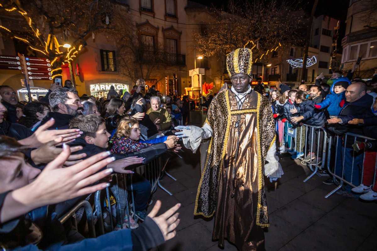 El rei Baltasar a peu a la plaça de l'Església de la Garriga