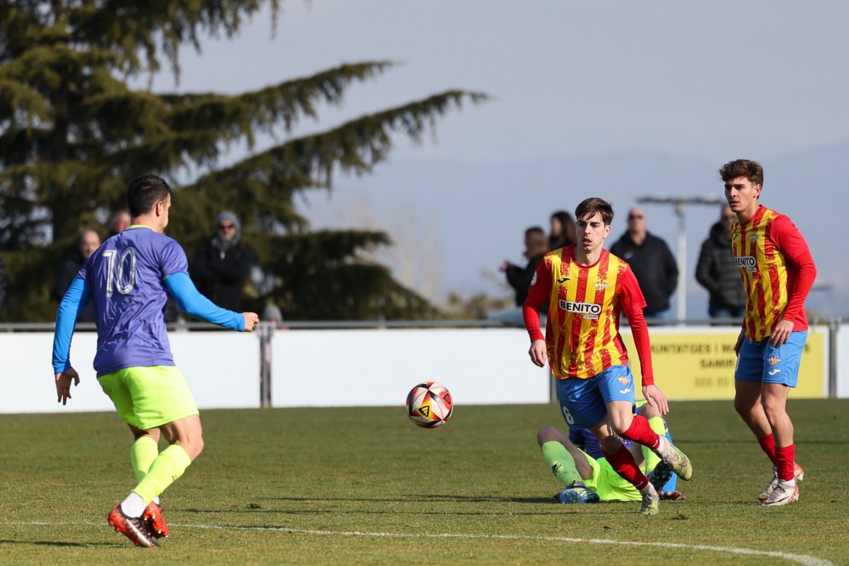 Èric Vilanova, autor del gol de l’empat del Tona, lluitant una pilota davant Esteve Monterde