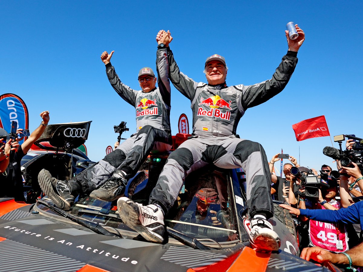 Lucas Cruz i Carlos Sainz han creuat la meta aquest matí com a primers del Dakar en cotxes