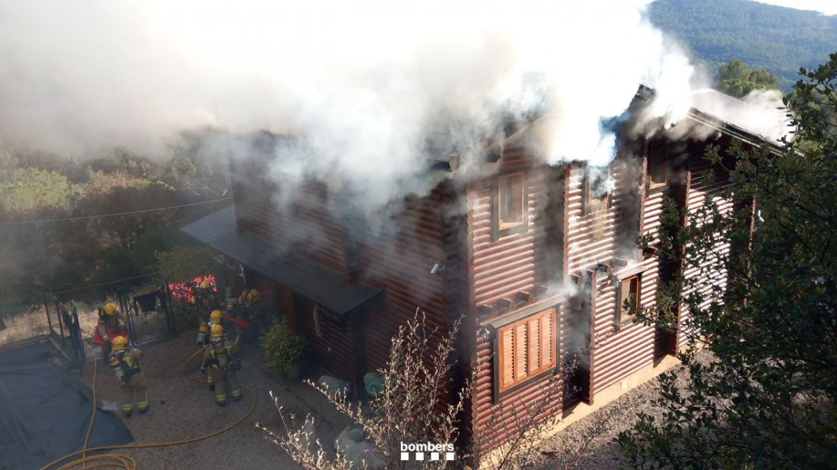 El foc cremant la casa d'Aiguafreda
