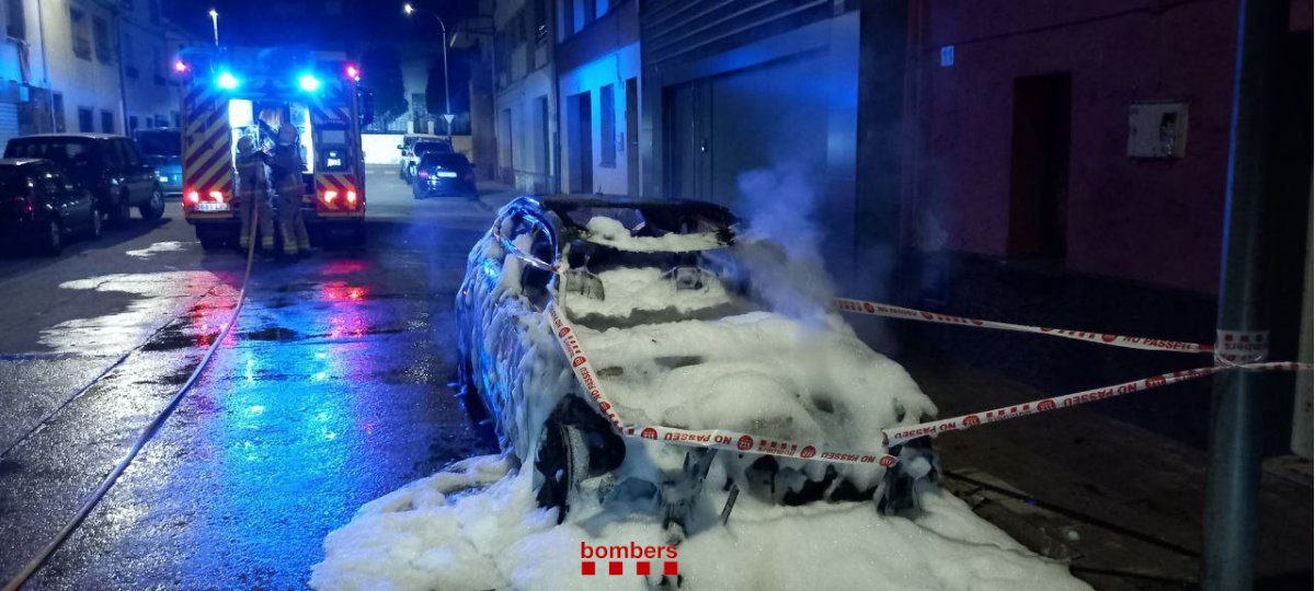 El cotxe incendiat al carrer Tarragona de Manlleu
