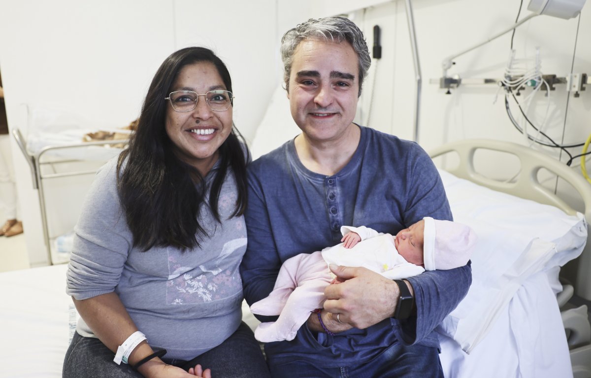 Laura Mejía i Mario Rincón amb la seva filla Ainhoa, la primera vallesana de 2024, a l’Hospital de Mollet