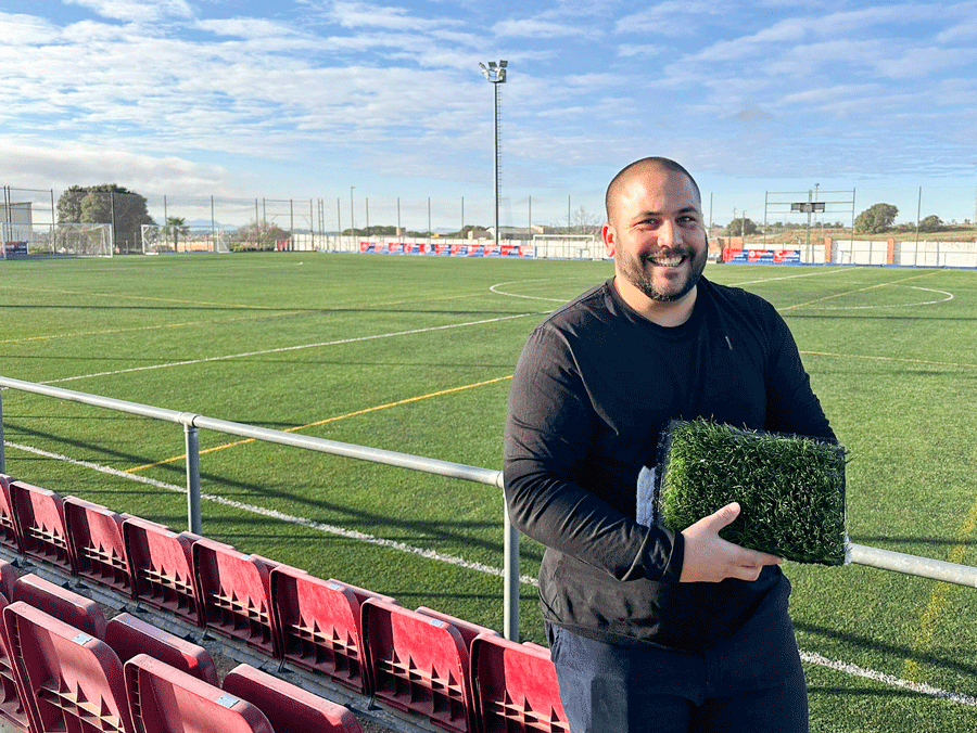 Una mostra de la nova herba que s'instal·larà al camp de futbol de Prats