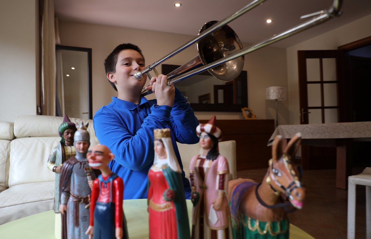 En Miquel a casa seva a Llinars amb el trombó, un dels dos instruments que estudia a Montserrat