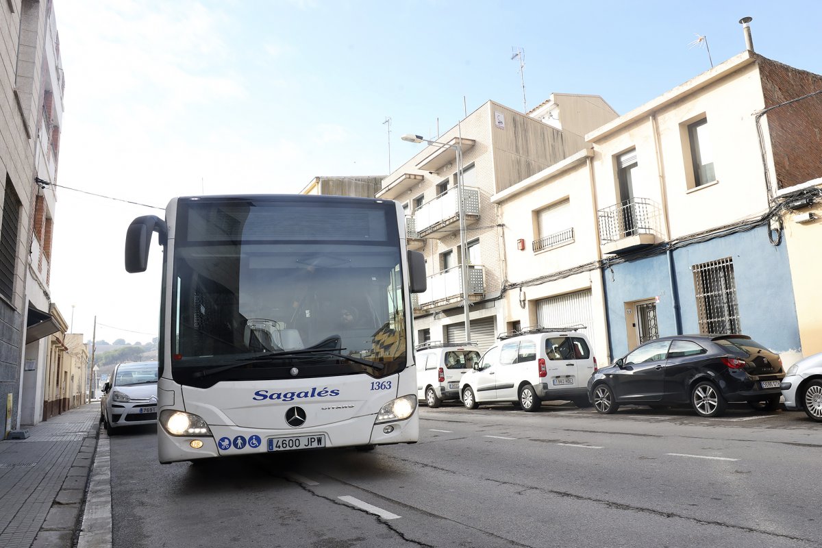 Un autobús aturat al carrer