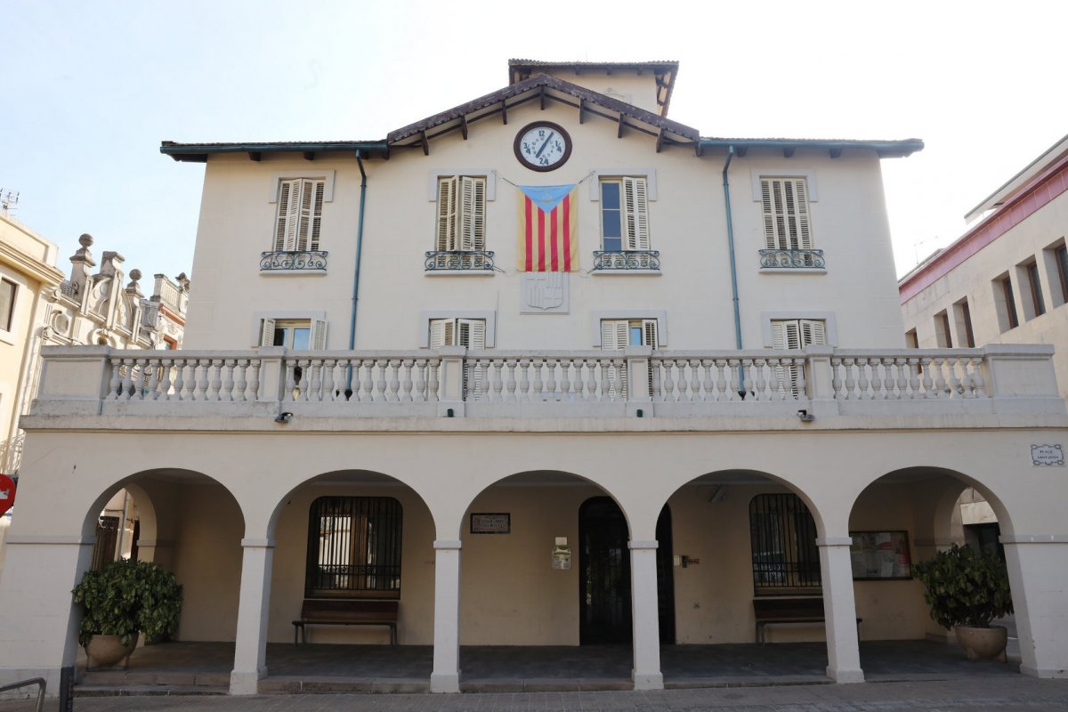 La façana de l'Ajuntament de Cardedeu sense l'estelada i només amb la bandera del poble