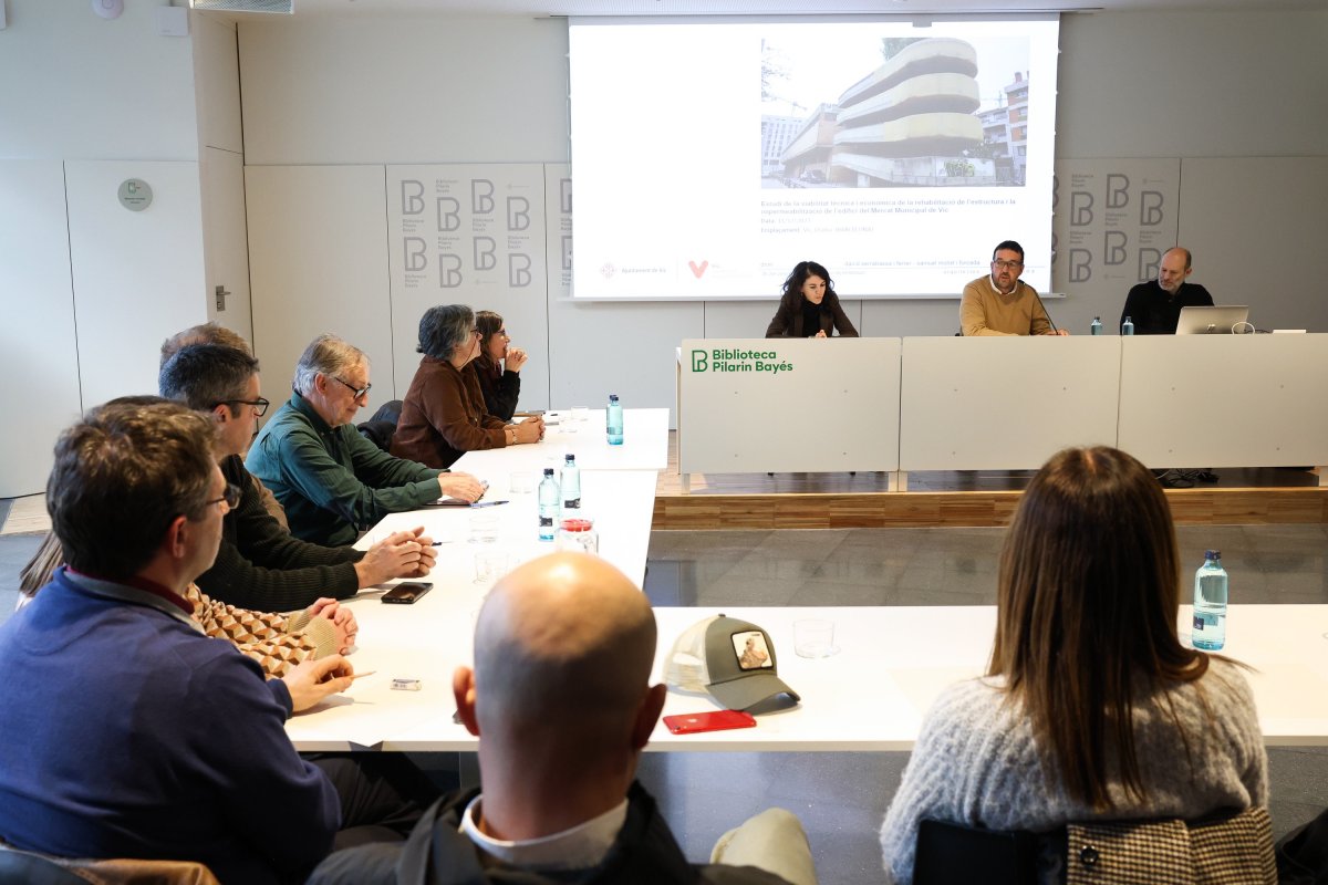 La trobada a la biblioteca va reunir una desena d'arquitectes i aparelladors