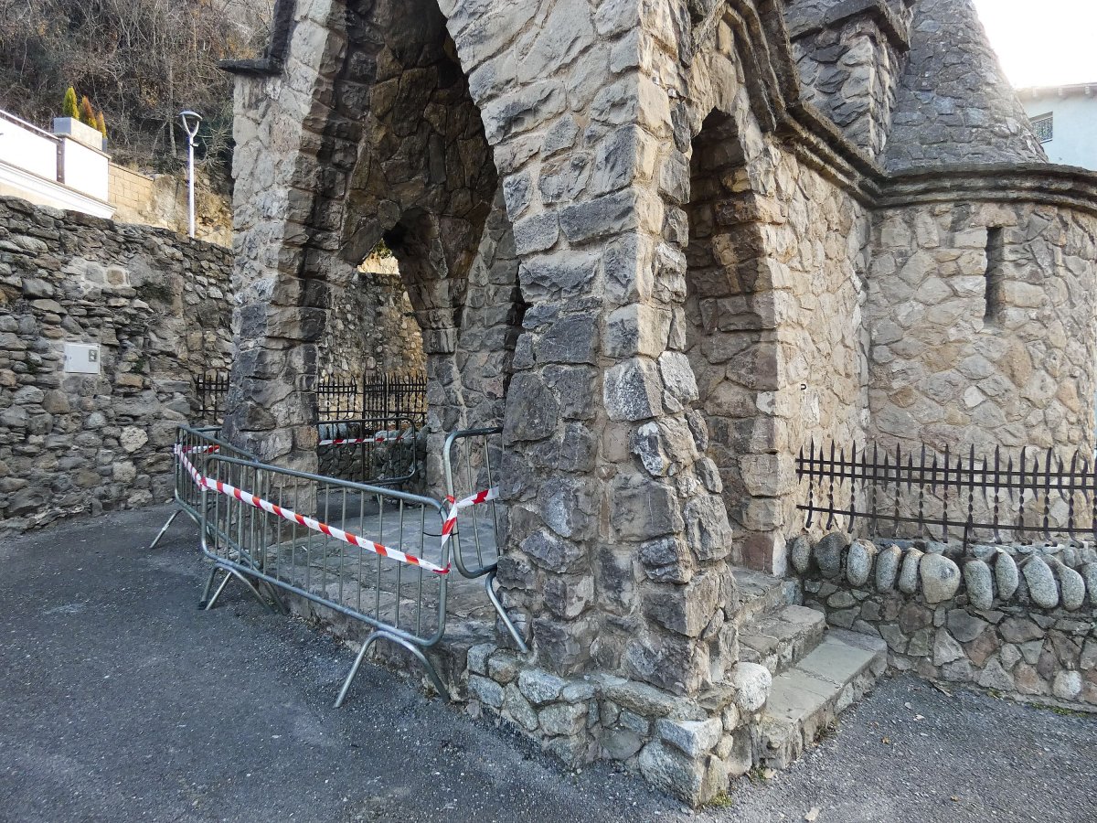 L'entrada de la capella està precintada