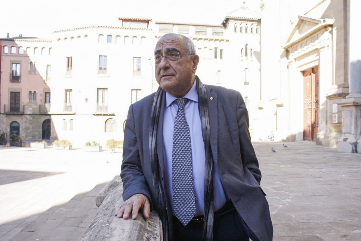 El conseller de Recerca i Universitats, Joaquim Nadal, a la plaça de la catedral de Vic