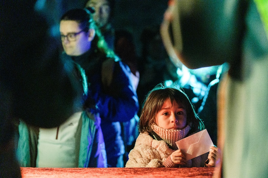 Una nena amb la carta a les mans, aquest dimecres als jardins del Despujol de les Masies de Voltregà