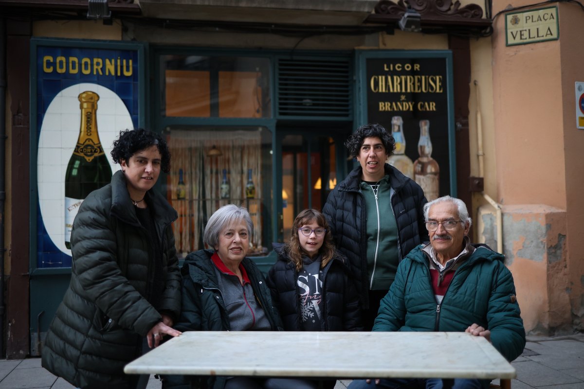 Gemma Vila, Consol Vila, Ona Vila, Marta Vila i Pere Vila, davant la pizzeria de la plaça Vella