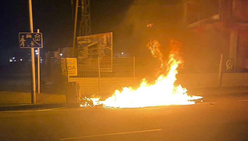 Un dels contenidors cremats a l’avinguda Martí Genís i Aguilar, a principis de desembre