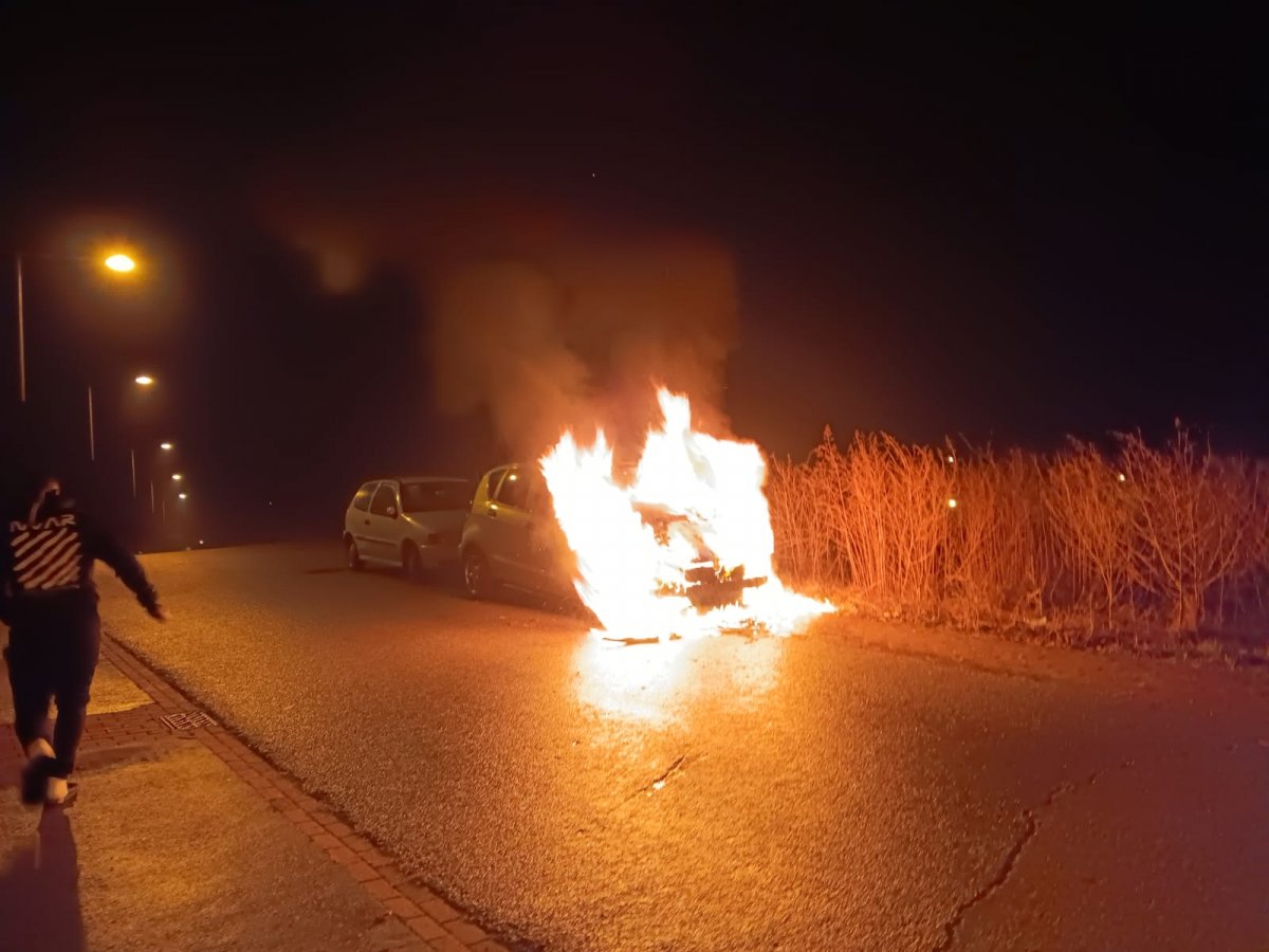 El cotxe cremant al carrer Orient de Roda de Ter