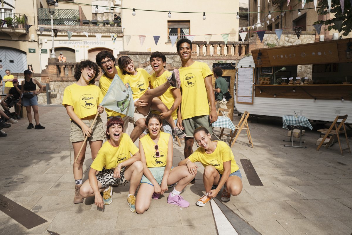 El grup d'actors joves a la plaça Major de Figaró