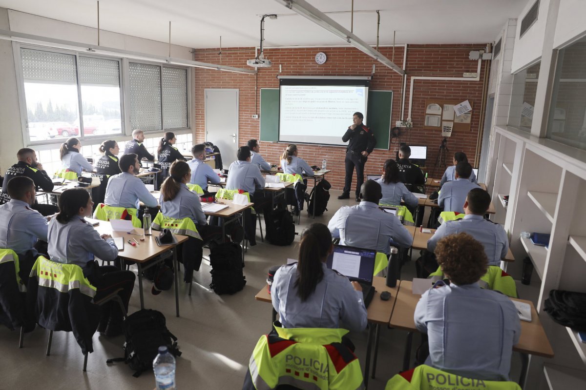 Una aula de l'ISPC amb aspirants a mosso i policia local