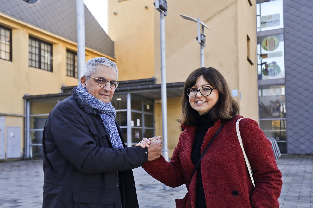 Alfred Verdaguer i Assumpció Martínez, davant la seu de la delegació osonenca d'Òmnium Cultural