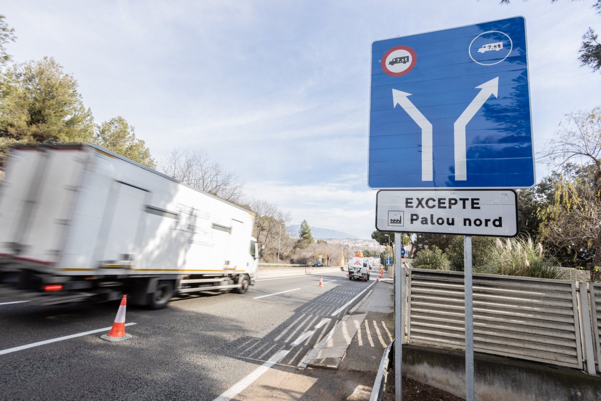 Senyals que limiten l'accés de camions al tram urbà de la ronda Sud de Granollers