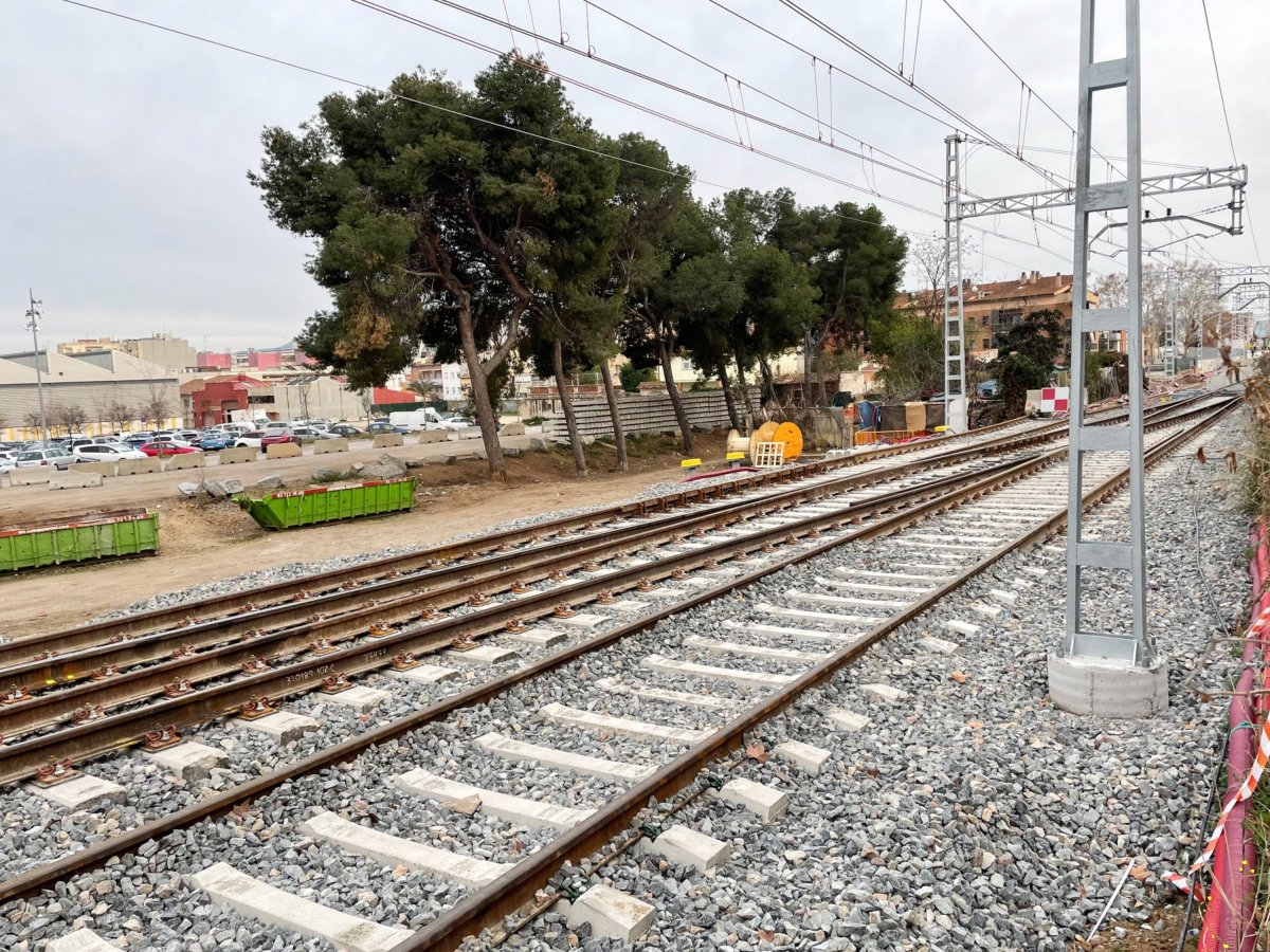 Adif no ha pogut completar la instal·lació de les vies previstes