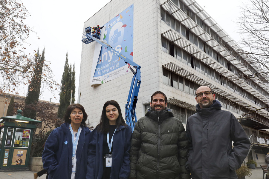 Representants del CAP Osona i l'Eartvic, durant la retirada de la lona