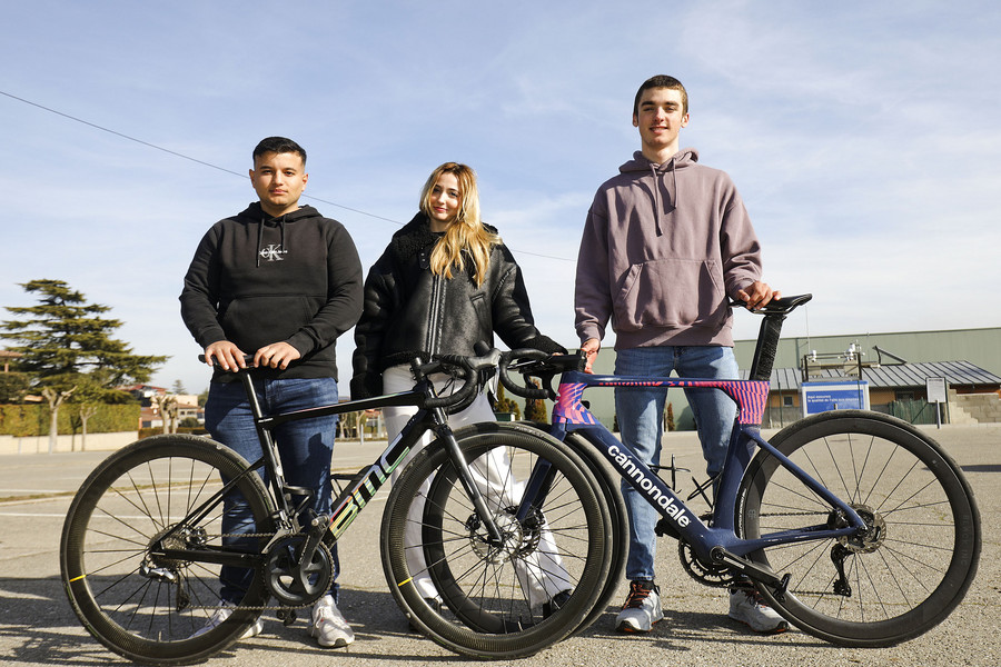 Eric CAtalan, Judit Font i Marcel Molist amb les seves bicicletes a la zona esportiva de Tona