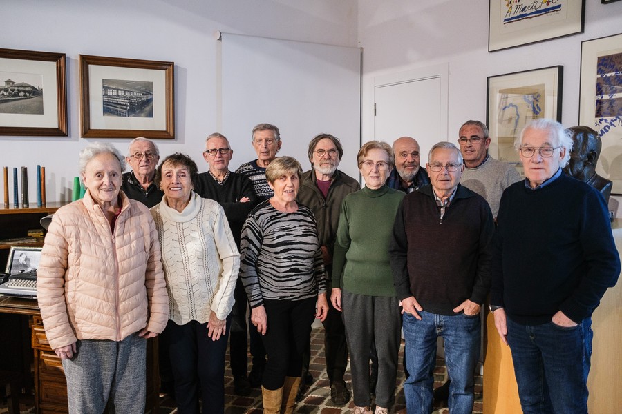 Foto de família dels membres de l’Arxiu Històric de Roda de Ter i les Masies de Roda, divendres a la Fundació Miquel Martí i Pol