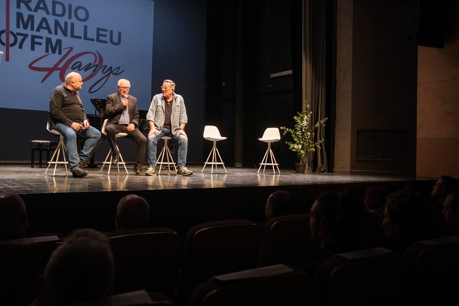 Dionís Crusellas va presentar l'acte, celebrat al Teatre Municipal de Manlleu
