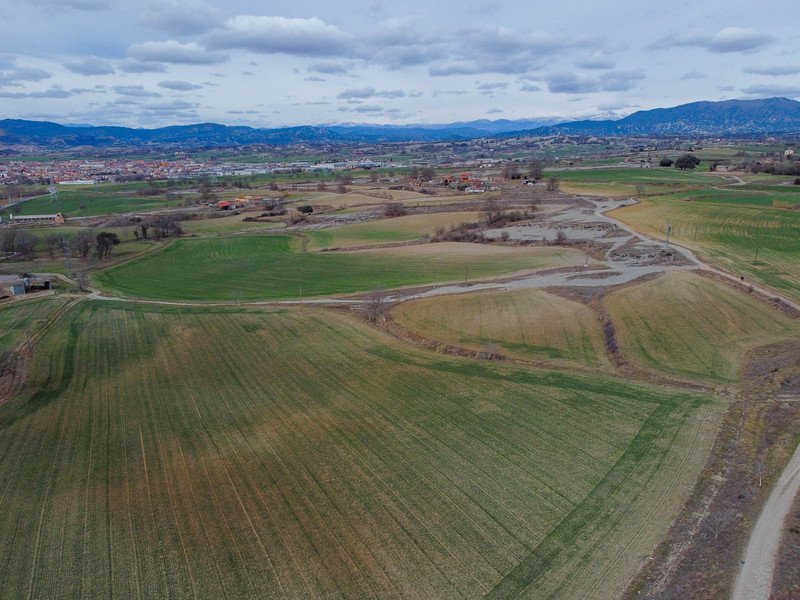 Vista àeria dels camps on s’instal·larien els panells solars. Estan molt majoritàriament en terme de les Masies de Roda, però també en ‘trepitgen’ de l’Esquirol