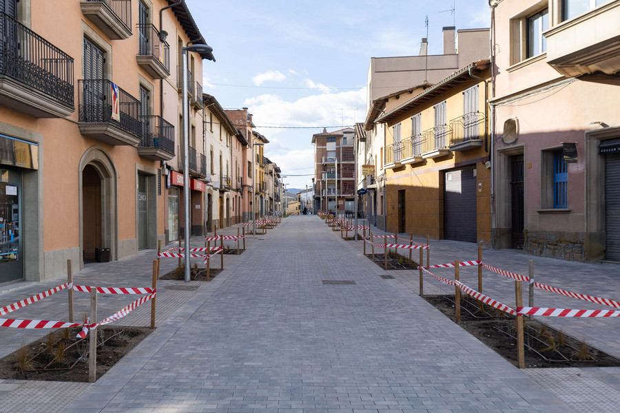 Aspecte del nou carrer Gran de Calldetenes, que avui es reobre al trànsit però amb prioritat per a vianants