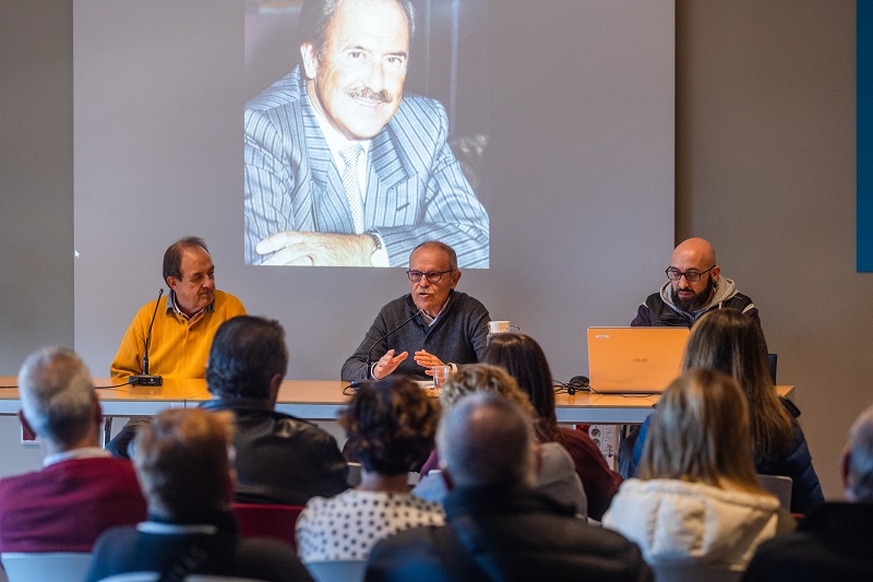 L'autor del llibre, al mig, amb Jaume Collell, a la seva dreta, durant la presentació