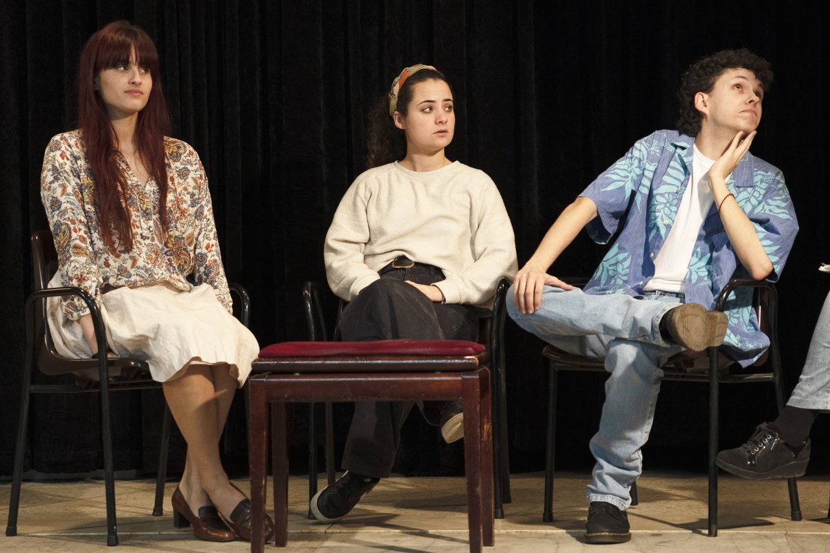 D’esquerra a dreta, Joana Elisenda Mateo, Laura Serrano i Nil Domènech en un dels assajos de ‘La Pitonissa’