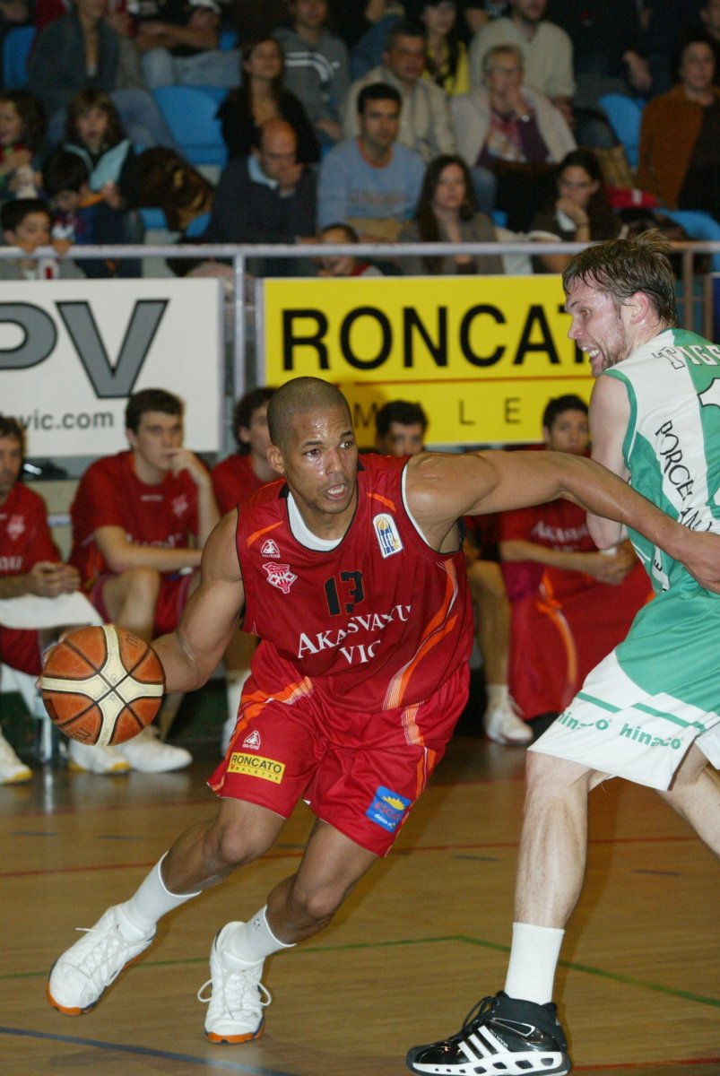 Báez en una acció vestint la samarreta de l'Akasvayu Viv