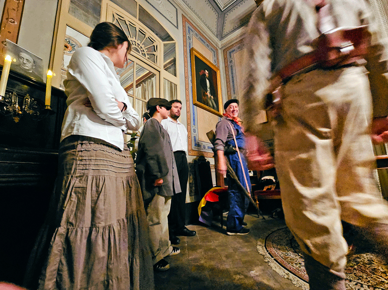 Una de les escenes de la visita teatralitzada amb el refarons de la Guerra Civil