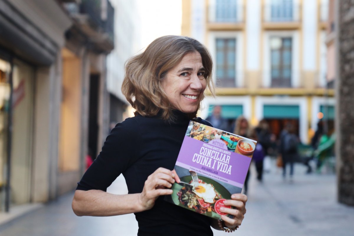 Ada Parellada, aquest dimecres a Granollers amb un exemplar del seu darrer llibre, ‘Conciliar cuina i vida’