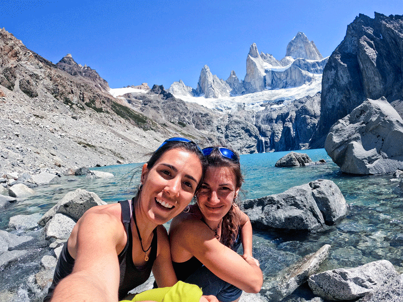 Bruna Vilarasau i Txell Creus, amb el Fitz Roy i les agulles que l’envolten