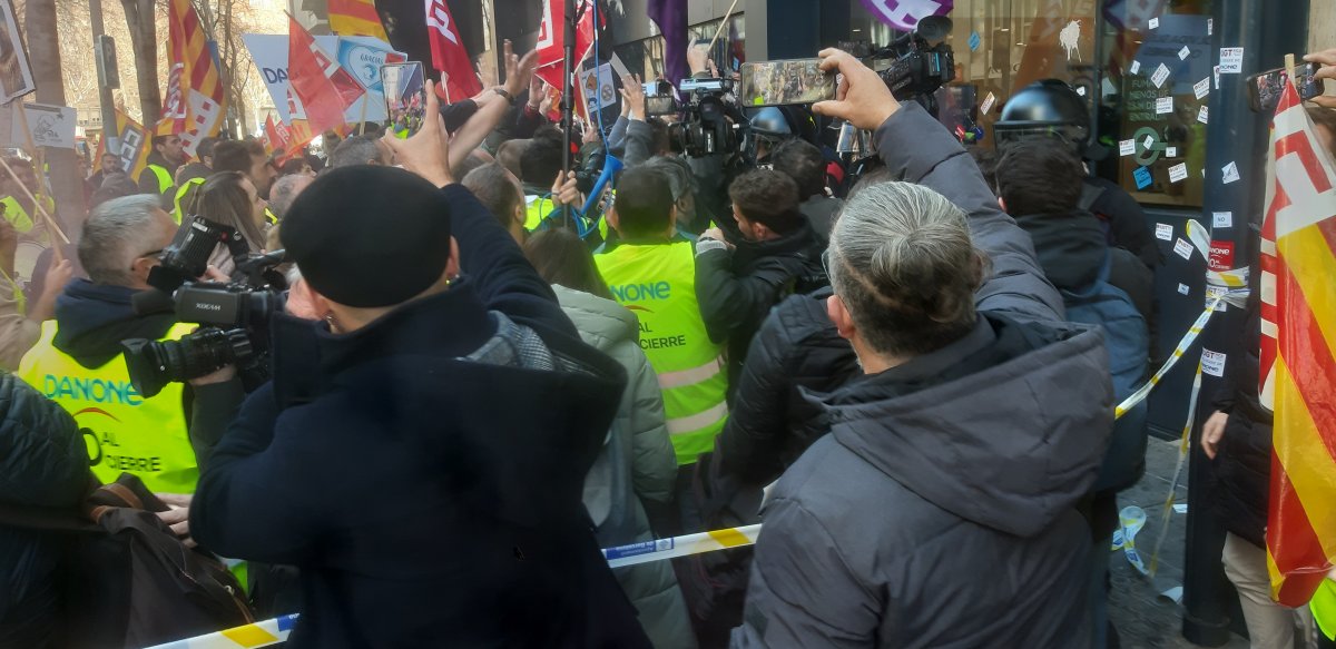 Els Mossos han impedit que els manifestan entressin a la seu de Danone a Barcelona